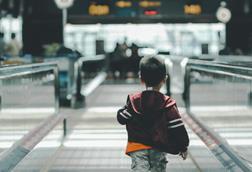 Child on travelator - hanson-lu-qNHbXkO3Xbc-unsplash_P