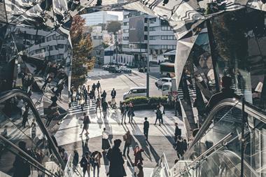 Glass prism effect_note-thanun-EauT7hRPi5I-unsplash