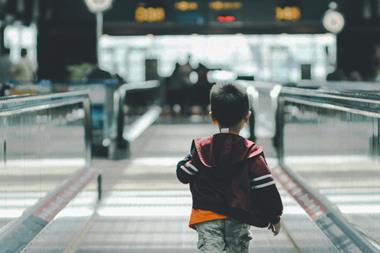 Child on travelator - hanson-lu-qNHbXkO3Xbc-unsplash_P